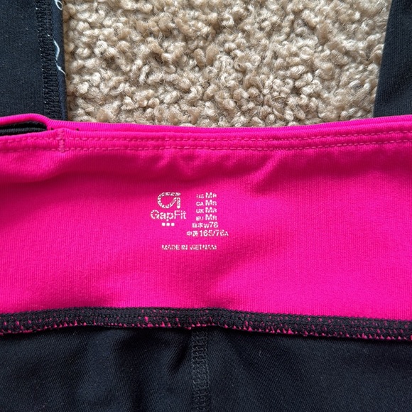 Gap fit black with white floral detailing leggings. Size medium. - Picture 3 of 10